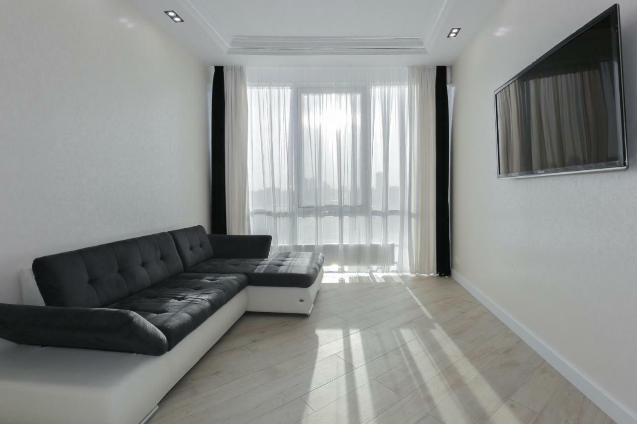 Black&White Apartment In Smart Plaza キエフ エクステリア 写真