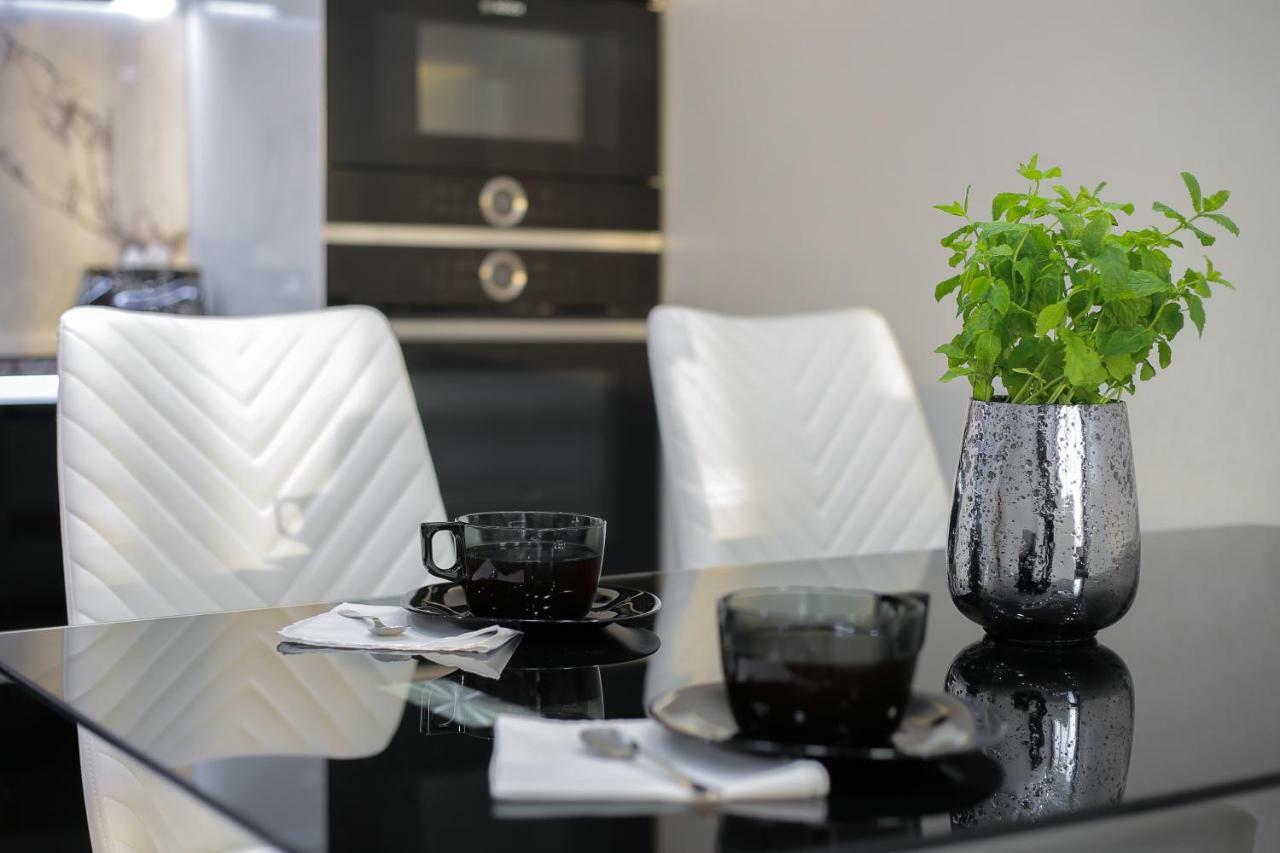 Black&White Apartment In Smart Plaza キエフ エクステリア 写真