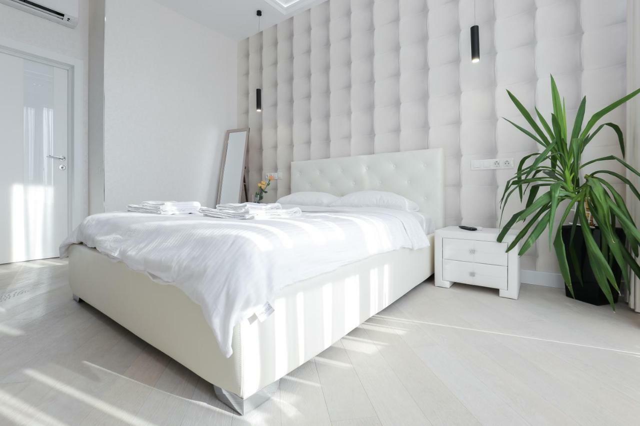 Black&White Apartment In Smart Plaza キエフ エクステリア 写真