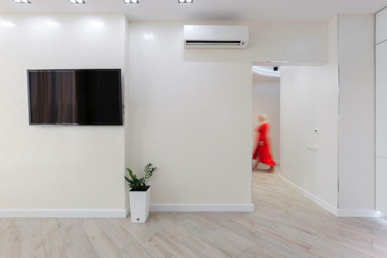 Black&White Apartment In Smart Plaza キエフ エクステリア 写真