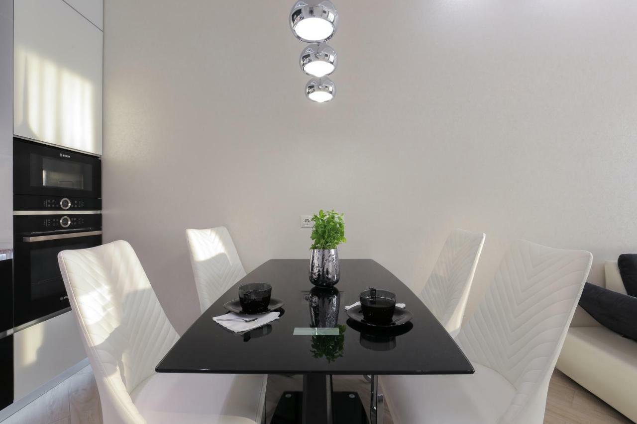 Black&White Apartment In Smart Plaza キエフ エクステリア 写真