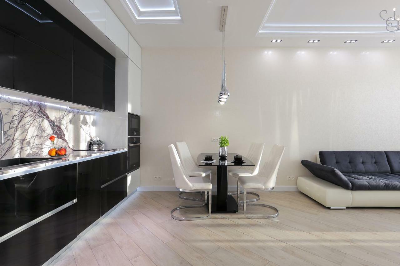 Black&White Apartment In Smart Plaza キエフ エクステリア 写真
